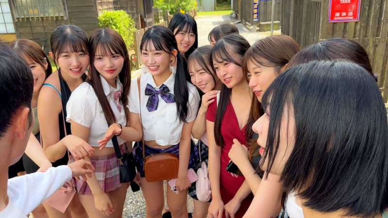 KURE-058 路上で制服姿の女の子が寄ってきて手招き