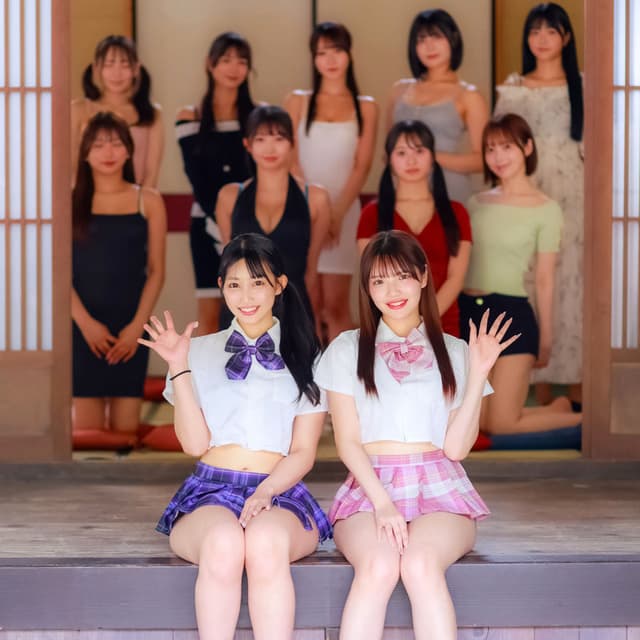 KURE-058 縁側で制服2人が手を振って誘惑
