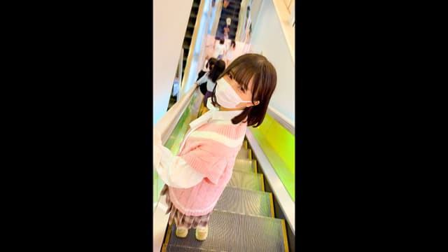 MLA-188 エスカレーターでマスク姿で振り返り気味にこちらを見る