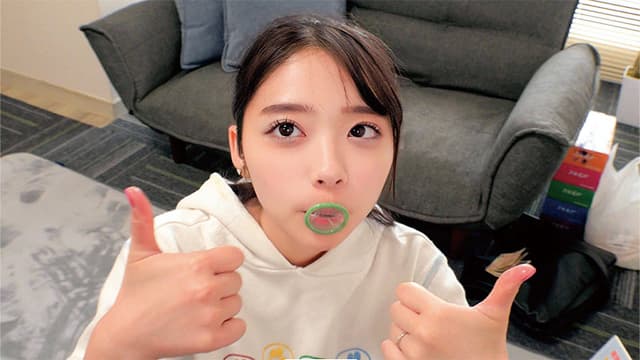 ORECZ-263 白いパーカ姿で両手親指立て笑顔、口にグリーンのコンドームをくわえてカメラ目線