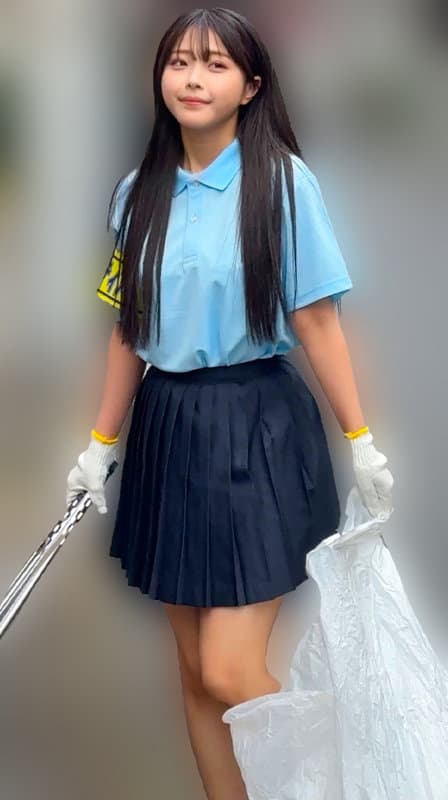 OREMO-626 ポロ姿で袋を持って歩く笑顔