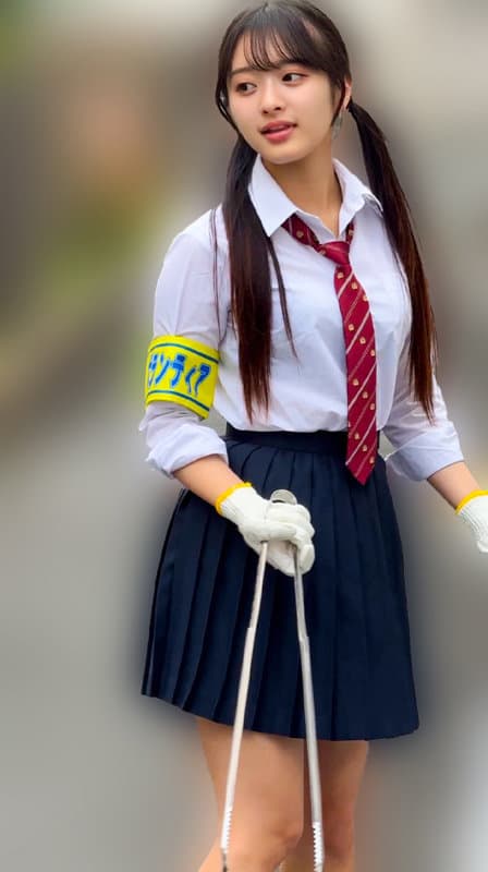 OREMO-627 腕章つけたままトングで歩く