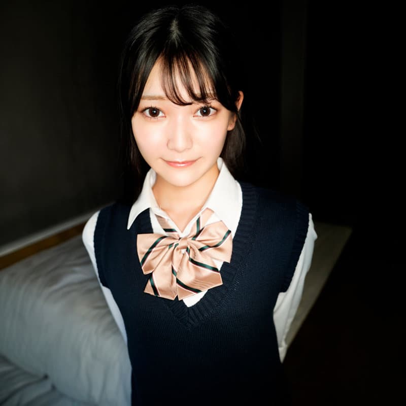 SDOT-001 制服姿の清楚美少女が優しく微笑む