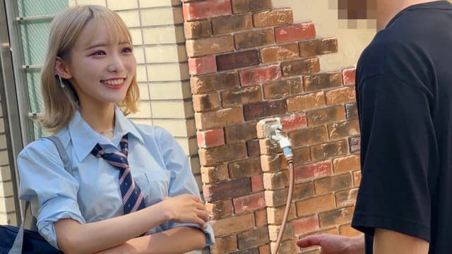 SKHO-156 制服姿で壁際に寄りかかり笑顔でカメラ目線、腕を組んで少し照れた表情