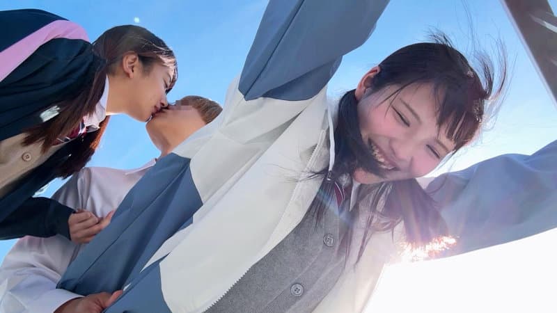 SMGD-042 屋外で女の子をバックでハメながらもう一人とキス