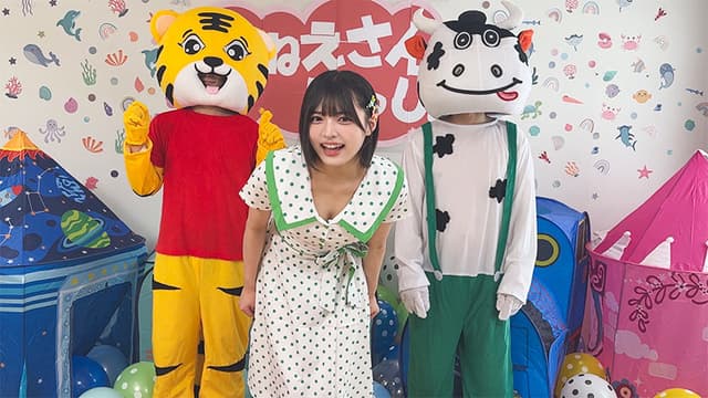 SPAY-722 白と緑の水玉ワンピース姿で満面の笑み、着ぐるみと一緒にポーズ