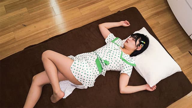 SPAY-722 畳の上で横向きに寝かされて目をつむり、ワンピースが少しめくれ上がってる