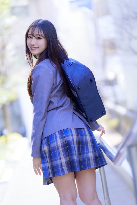 DEAA-004 制服姿で笑顔で振り返り尻強調