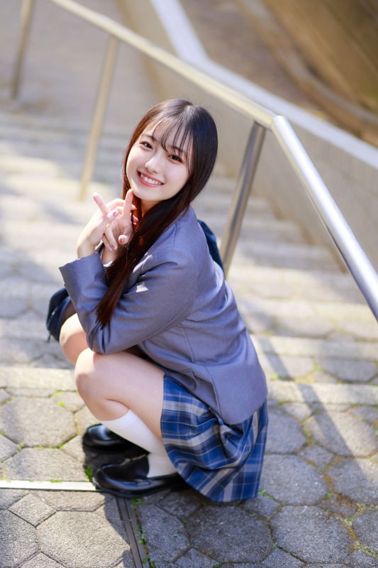 DEAA-004 階段でしゃがんでピースする可愛い笑顔