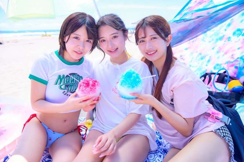 DEAA-016 3人でかき氷持って笑顔で並んで座る