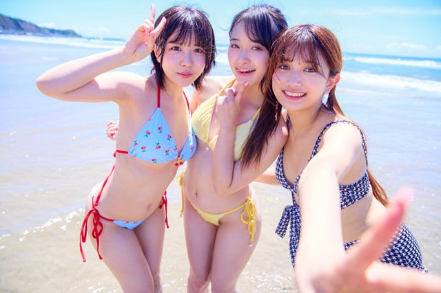 DEAA-016 ビキニ姿で海辺に立ち3人ともピースサイン