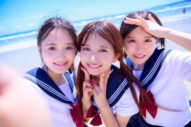 DEAA-016 制服姿で海をバックに3人寄り添って自撮り