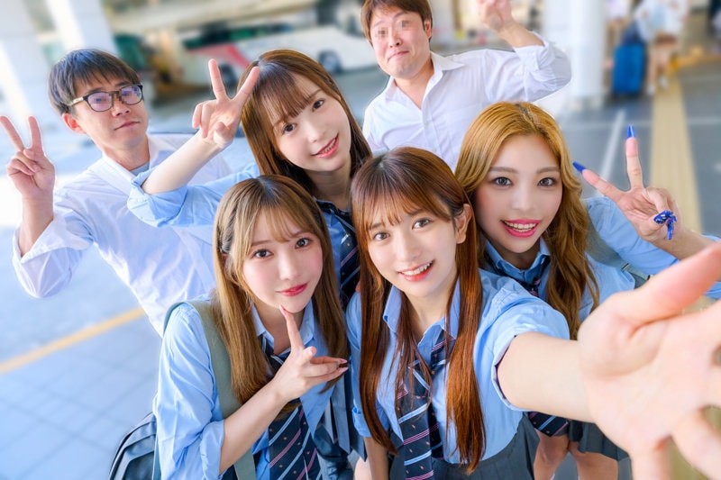 DEAA-026 駅で集合してピースサインする制服ギャルたち