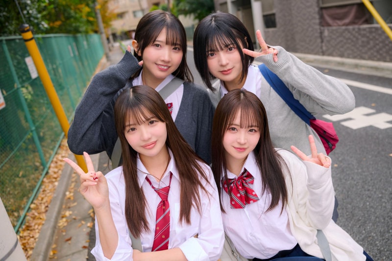 DEAA-030 4人の制服美少女が校舎前でピースして笑顔