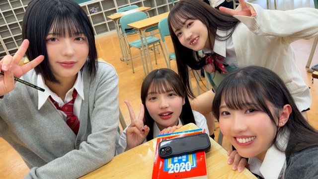 DEAA-030 教室で4人揃ってピースサイン