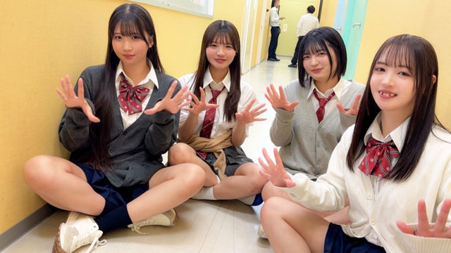 DEAA-030 廊下の床に座って4人とも手を広げて可愛くポーズ