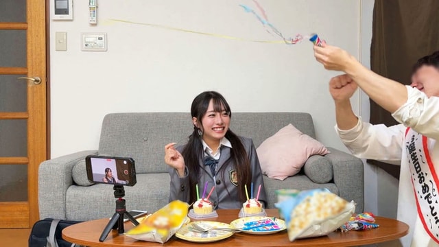 DEAA-031 誕生日パーティーで笑顔のかほ