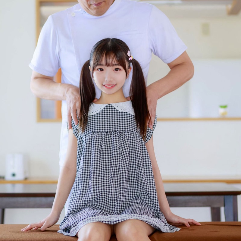 DEAA-035 マッサージ師に肩を押さえられて座るカナちゃん