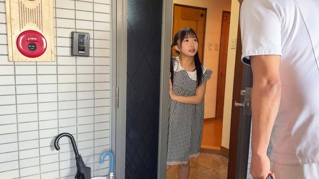 DEAA-035 玄関ドアを開けてマッサージ師を見つめるカナちゃん