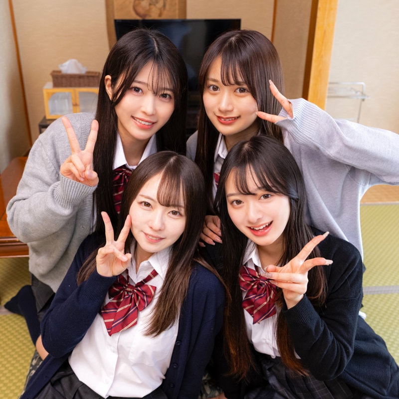 DEAA-040 4人でピースしながら笑顔