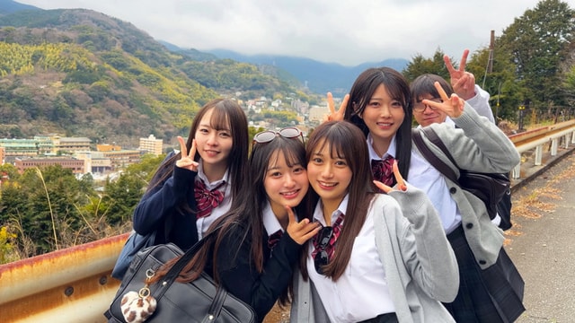 DEAA-040 屋外で笑顔の集合写真