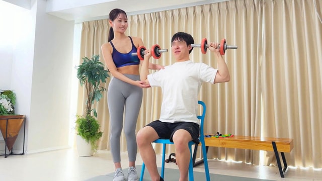 DEAS-058 椅子の男の肩を支えてフォーム指導
