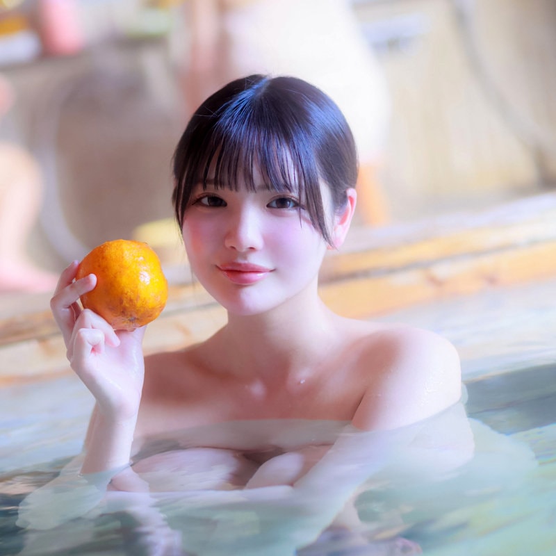 DEAS-076 温泉でみかん持ちながら微笑む