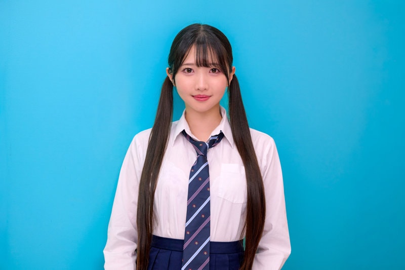 DEBZ-021 制服姿でツインテールに笑顔を向ける