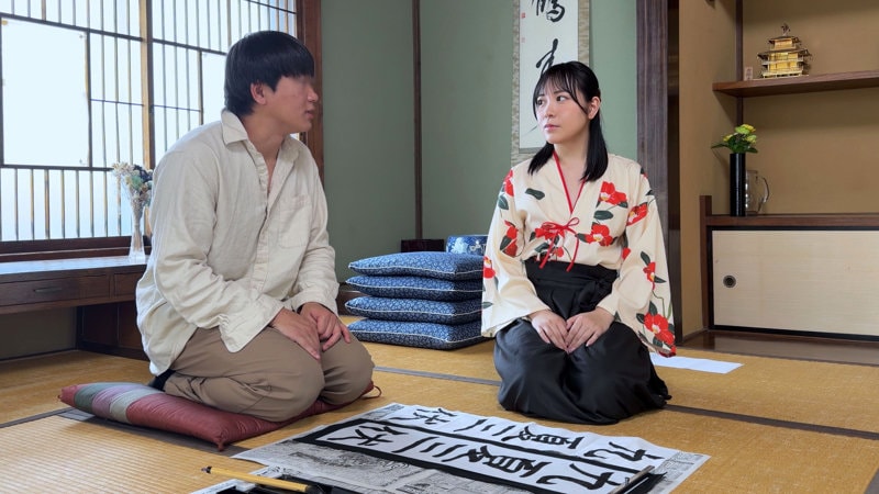 DEBZ-046 和室で向かい合って書道の話を聞いている