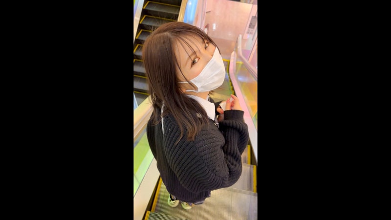 FCT-124 エスカレーターで振り返るマスク姿の彼女