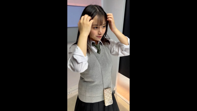 FCT-144 制服姿で髪を直しながら正面を見つめる