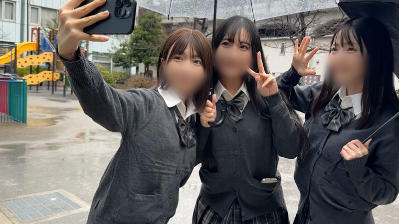 FCT-235 制服3人で雨の校庭で自撮り