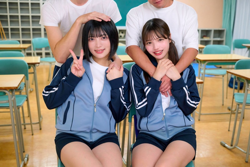 KURE-028 ジャージ姿で男と一緒に写真を撮るJK2人