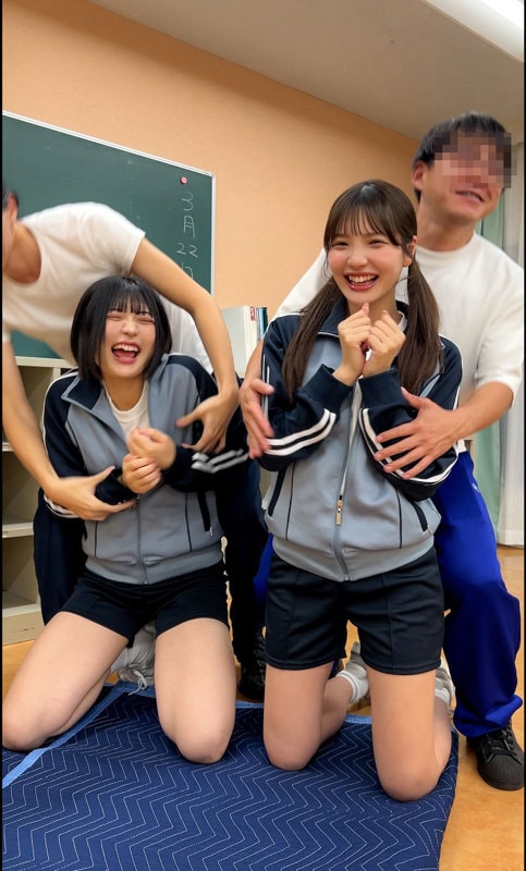 KURE-028 床に膝立ちでくすぐられながら大笑い