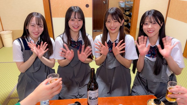 KURE-031 4人揃って笑顔で手を振る