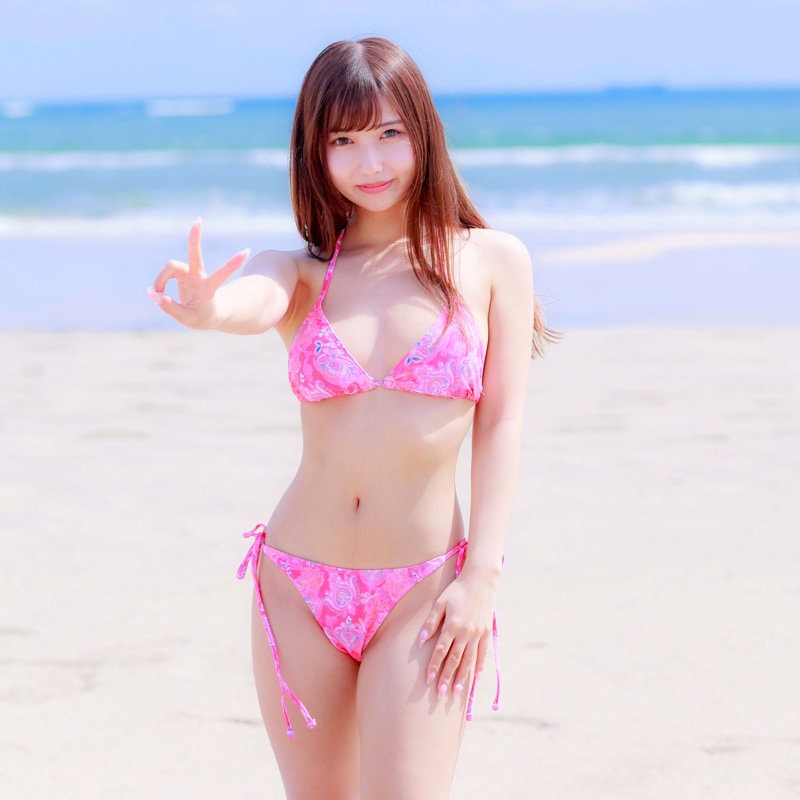KURE-038 ピンク水着で砂浜に立つピース顔