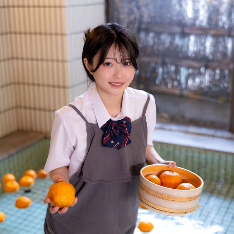 KURE-046 制服にエプロン姿でみかん持って笑顔
