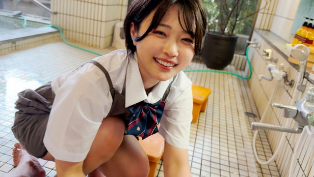 KURE-046 制服姿でしゃがんで微笑む