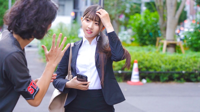 ORECZ-517 街中で声をかけられて少し驚いた表情