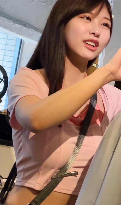 OREMO-549 ピンクトップス姿で笑顔を浮かべて客に話しかける