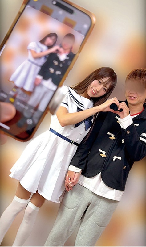OREMO-555 ハートポーズで写真を撮る二人
