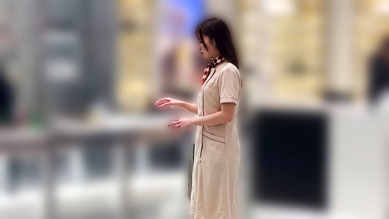 OREMO-563 制服姿で店内を歩く美容部員