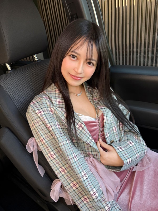 PAI-284 車内で笑顔で胸元チラ見せ