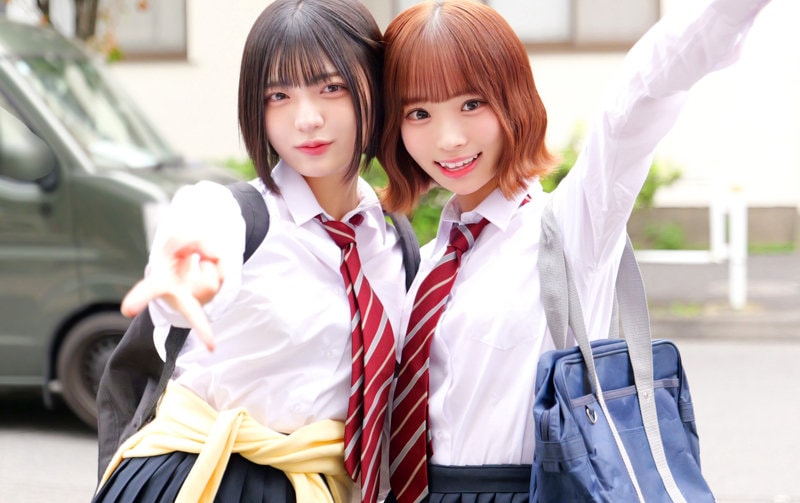 SKHO-320 制服姿で笑顔でピースする二人