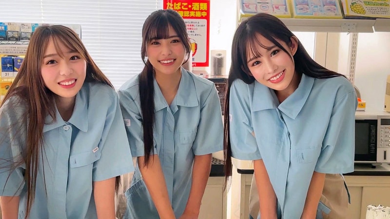 SMGD-012 制服姿の3人が笑顔で並んでる