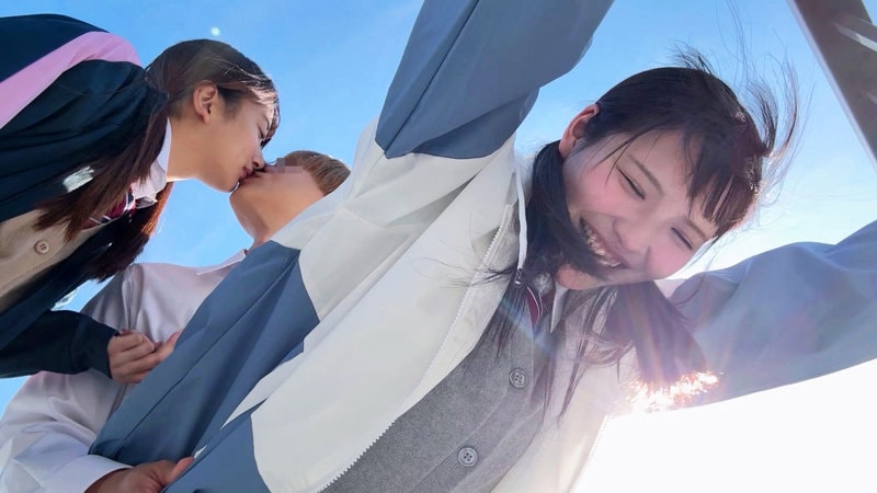 SMGD-042 屋外で女の子をバックでハメながらもう一人とキス