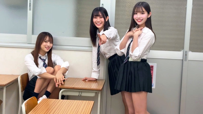 SMGD-043 制服の陽キャJK3人組が笑顔で指差し
