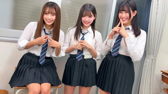 SMGD-043 3人揃って微笑みながら制服姿で並ぶ