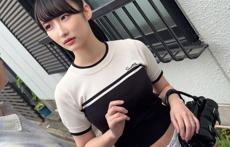 SMJJ-101 屋外でニット着て男を睨む顔