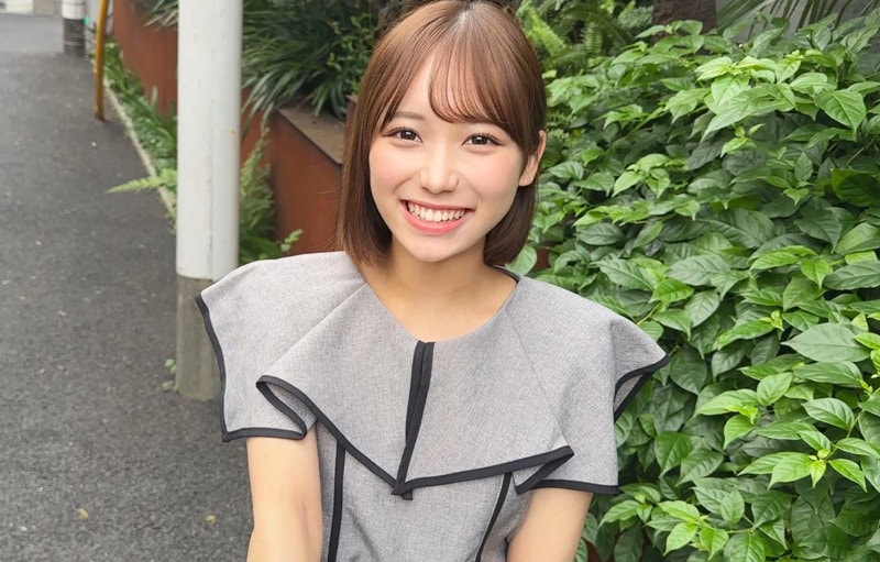 SMJP-071 笑顔で指ハート作って可愛くアピール